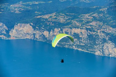 Gökyüzünde uçan paraşütçüler, aksiyon sporu 