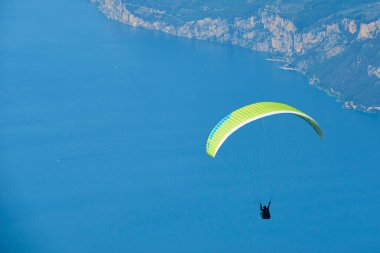 Gökyüzünde paraşütçü, dağlarda aksiyon sporu 
