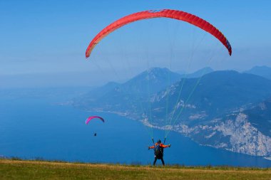 Gökyüzünde uçan paraşütçüler, aksiyon sporu 