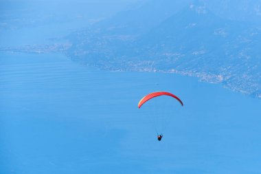 Hava sporu, paraşütçü paraşütçü gökyüzünde uçan, aksiyon sporu 
