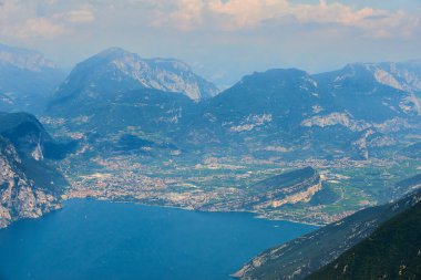 Yazın mavi göl manzarası, doğa güzelliği ve seyahat havası. 
