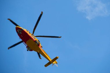 Mavi gün gökyüzünde uçan helikopter 