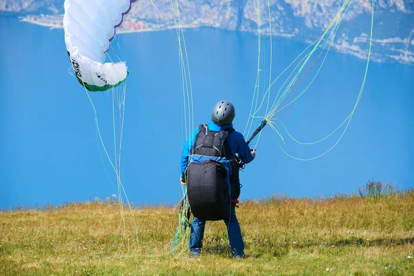 Parachutist Man Getting Ready Fly Action Sport Mountains — Foto de Stock