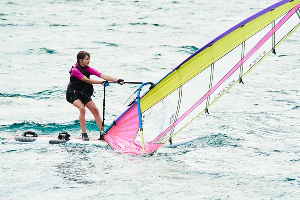 Nastolatka Dziewczyna Żeglarstwo Surfing Morzu Sporty Wodne — Zdjęcie stockowe