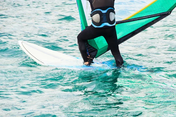 Hombre Vela Surf Agua Mar Windsurf Actividad Deportiva Verano — Foto de Stock