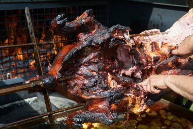 Bıçaklı insan elleri et kesme, lezzetli, lezzetli kızarmış et. 