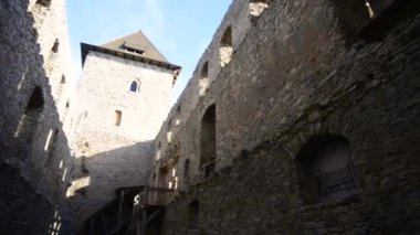 Eski ortaçağ şatosunun dış cephesi, bir binanın önünde. 