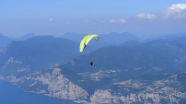 Gökyüzünde paraşütçü, dağlarda aksiyon sporu 