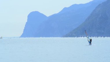 Deniz suyunda sörf yapan insanlar, yaz videoları. 