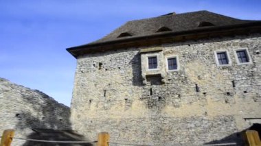 Eski ortaçağ şatosunun dış cephesi, bir binanın önünde. 