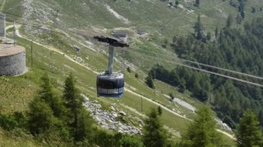 Manzaralı doğa, dağlar kablo yol