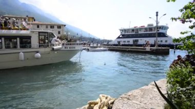 Liman şehri, denizdeki tekneler 