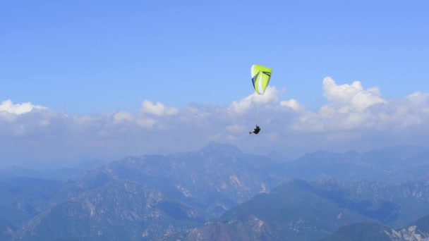 Parachutist Skydiving Sky Action Sport Mountains — Stockvideo