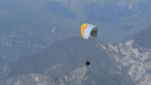 Parachutist Skydiving Céu Esporte Ação Montanhas — Vídeo de Stock