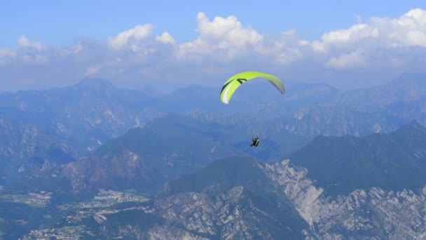 Parachutist Skydiving Sky Action Sport Mountains — Stockvideo