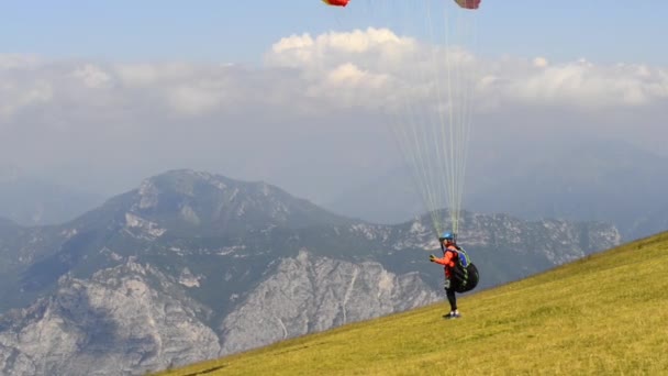 Paracaidista Paracaidista Las Montañas Con Paracaídas — Vídeo de stock