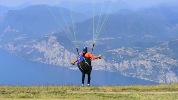 Parachutist Skydiver Mountains Parachute — Stockvideo