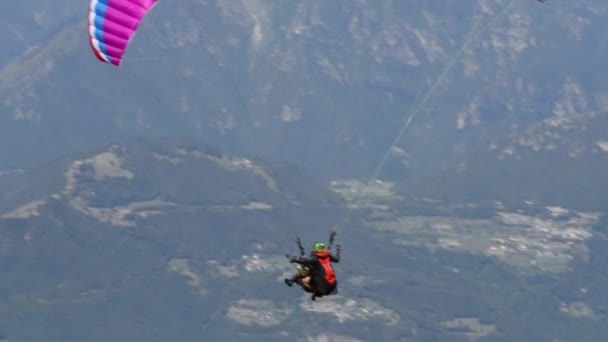 Parachutist Parachutespringen Lucht Actiesport Bergen — Stockvideo