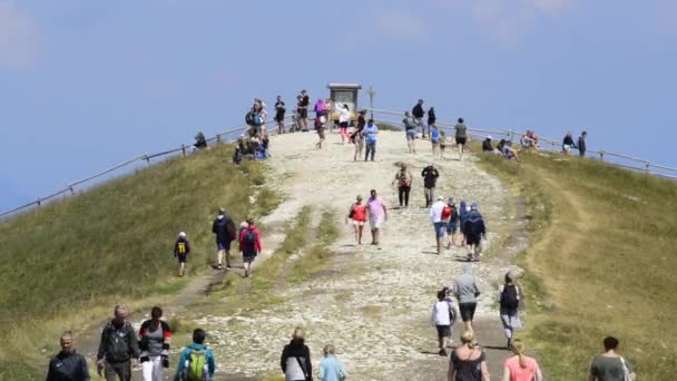 Skupina Lidí Turistika Horských Kopcích — Stock video