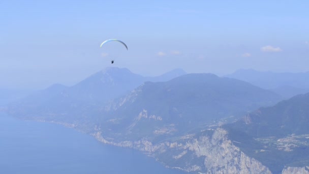 Parachutist Skydiving Céu Esporte Ação Montanhas — Vídeo de Stock