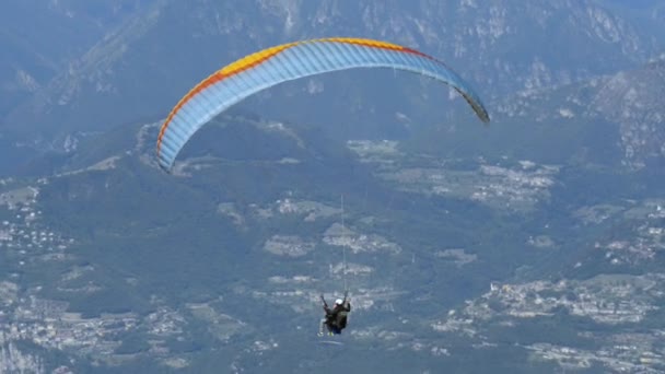 Parachutist Skydiving Céu Esporte Ação Montanhas — Vídeo de Stock