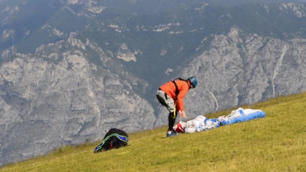 Parachutist Skydiver Bergen Met Parachute — Stockvideo