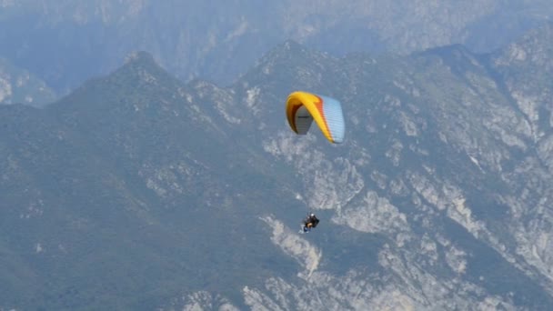 Parachutist Skydiving Sky Action Sport Mountains — Stock Video