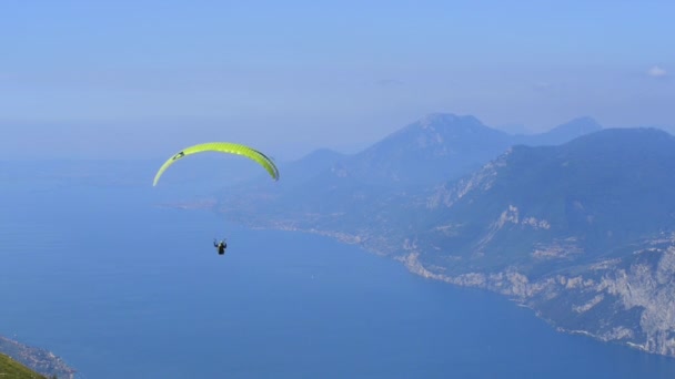 Spadochroniarz Skoki Spadochronowe Niebie Sport Akcji Górach — Wideo stockowe