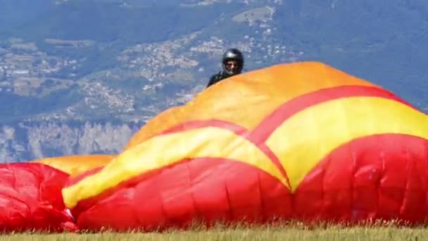 Parachutist Skydiver Mountains Parachute — Vídeo de stock