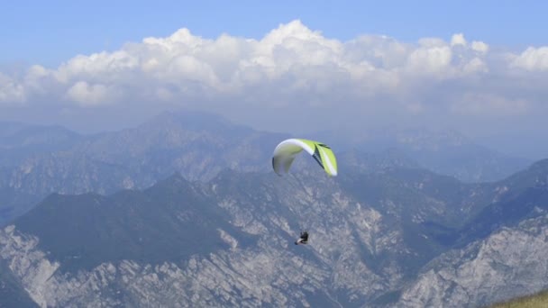 Парашютисты Прыгают Парашютом Небо Активный Спорт Горах — стоковое видео