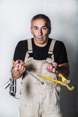 çalışan uzman tesisatçı, mühendis veya kurucu beyaz arka plan üzerinde