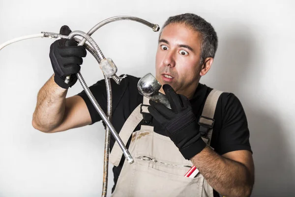 çalışan uzman tesisatçı, mühendis veya kurucu beyaz arka plan üzerinde