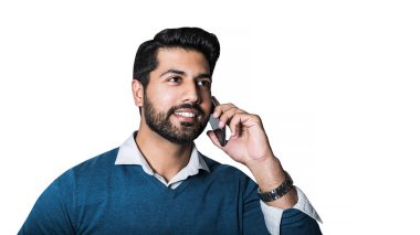 Gülümseyen adam akıllı telefon ile süveterli ayakta