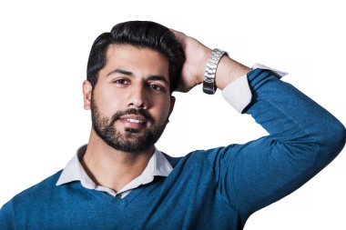 İşadamı veya işçi ayakta kazaklı gülümseyen