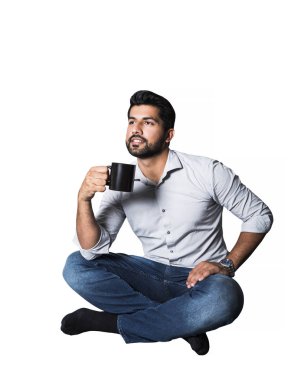 Kahve veya çay ile tişörtlü Arapça adam