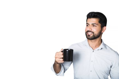 Kahve veya çay ile tişörtlü Arapça adam