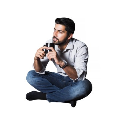 Kahve veya çay ile tişörtlü Arapça adam