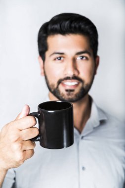 Kahve veya çay ile tişörtlü Arapça adam