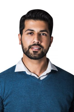 İşadamı veya işçi ayakta kazaklı gülümseyen