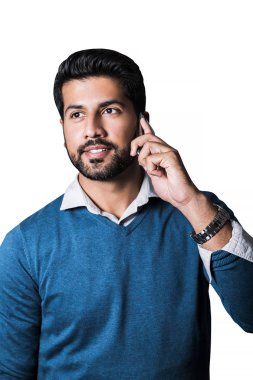 Gülümseyen adam akıllı telefon ile süveterli ayakta