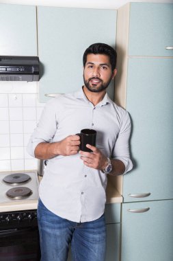 Kahve veya çay ile tişörtlü Arapça adam