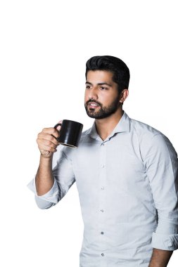 Kahve veya çay ile tişörtlü Arapça adam