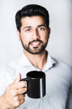 Kahve veya çay ile tişörtlü Arapça adam