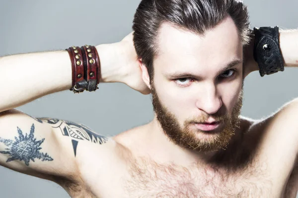 Acımasız kaslı seksi Mürekkeplenmiş kıllı tıraşsız genç adam dövme omuz ve sakal ile — Stok fotoğraf