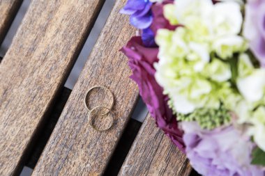 Parkta bankta gül buketi düğün