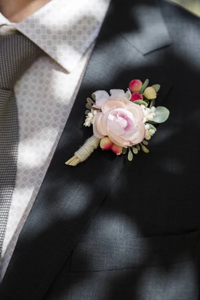 Pengantin pria dengan mawar boutonniere pada pernikahan — Stok Foto