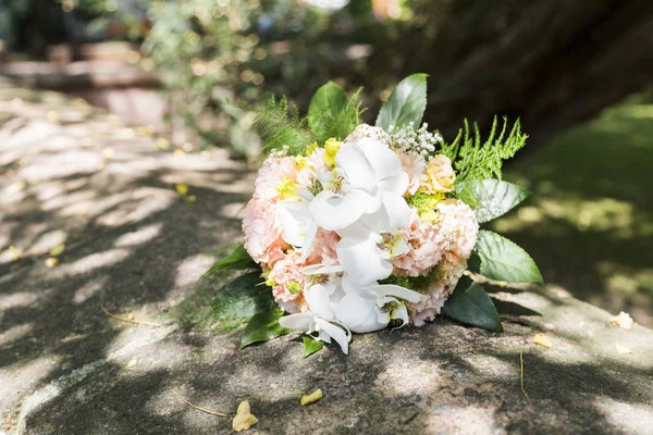 Yerdeki beyaz çiçekler buket düğün — Stok fotoğraf