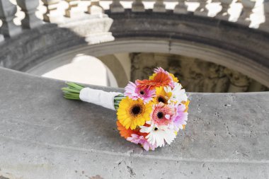 Taş üzerine yalan krizantem buket