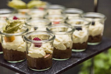 Düğün büfesi ile tatlı çikolata anr krem sufle