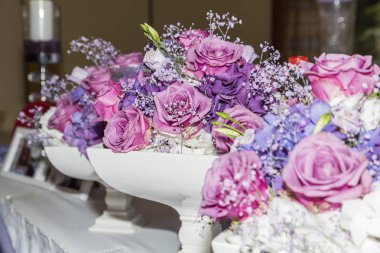 eustoma üzerinde beyaz izole Vazoda Çiçekler buket